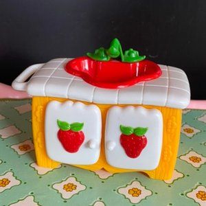 VINTAGE 1983 STRAWBERRY SHORTCAKE BERRY HAPPY HOME DOLL HOUSE KITCHEN SINK